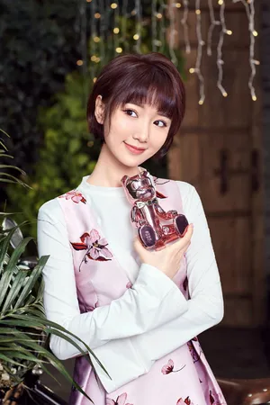 青春美女明星毛晓彤花丛写真图片