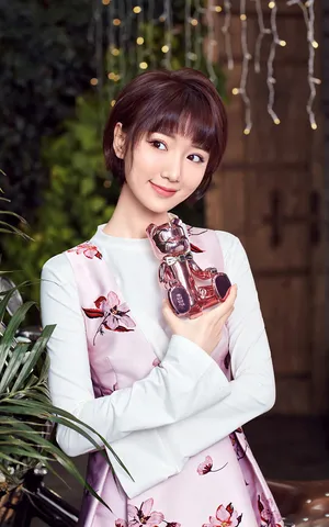 青春美女明星毛晓彤花丛写真图片_2