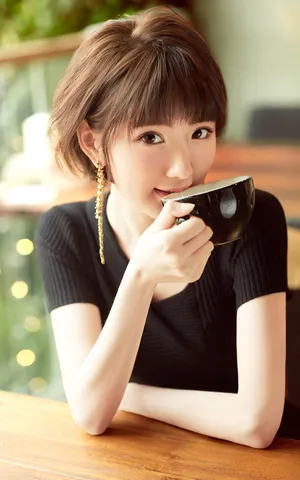 青春美女明星毛晓彤花丛写真图片_6