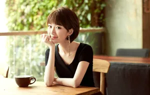 毛晓彤新春街拍图片：甜美演绎不同风格_3