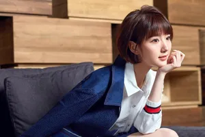 毛晓彤新春街拍图片：甜美演绎不同风格_4