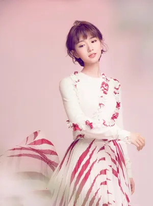 毛晓彤写真图：化身复古甜美公主_2
