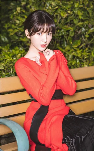 毛晓彤红衣精致优雅写真图片