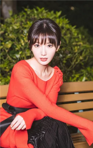 毛晓彤红衣精致优雅写真图片_3