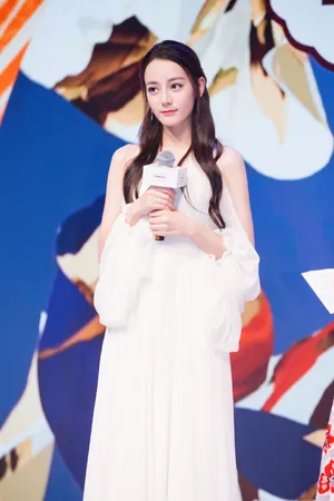 迪丽热巴甜美代言活动写真图片_1