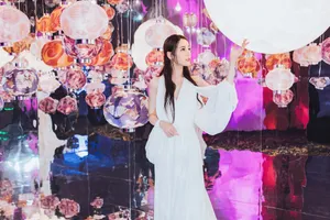 迪丽热巴甜美代言活动写真图片