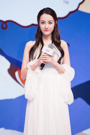 迪丽热巴甜美代言活动写真图片_2