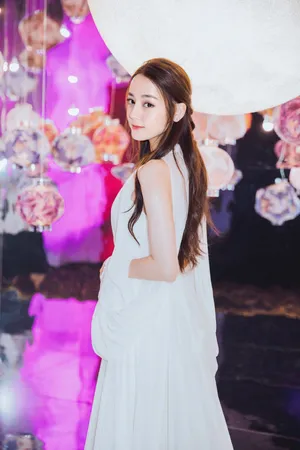 迪丽热巴甜美代言活动写真图片_5