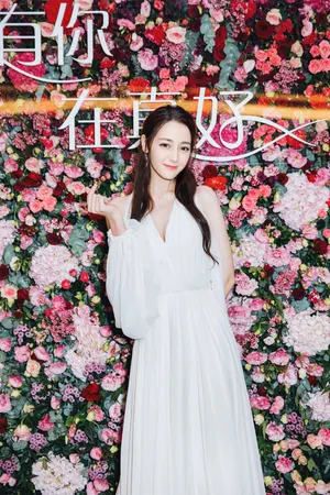 迪丽热巴甜美代言活动写真图片_6