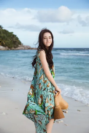 迪丽热巴甜美清凉海边写真图片