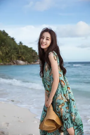 迪丽热巴甜美清凉海边写真图片_2