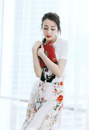 迪丽热巴甜美少女风写真图片