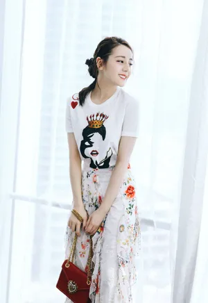 迪丽热巴甜美少女风写真图片