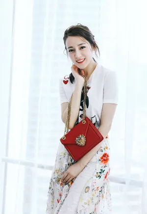 迪丽热巴甜美少女风写真图片_2