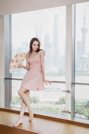 迪丽热巴甜美赤足性感写真图片