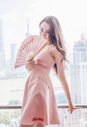 迪丽热巴甜美赤足性感写真图片_3