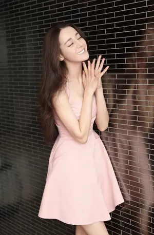 迪丽热巴甜美粉色系可爱写真图片