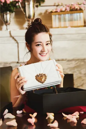 迪丽热巴可爱丸子头甜美写真图片_3