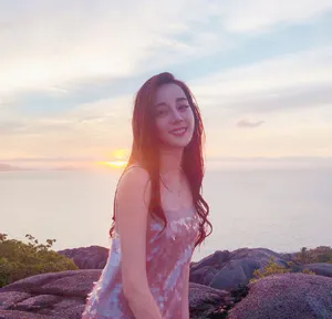 迪丽热巴甜美性感海边写真图片
