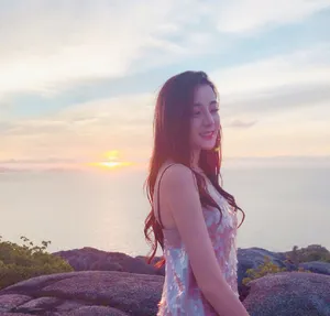 迪丽热巴甜美性感海边写真图片_2