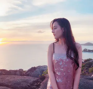 迪丽热巴甜美性感海边写真图片_3