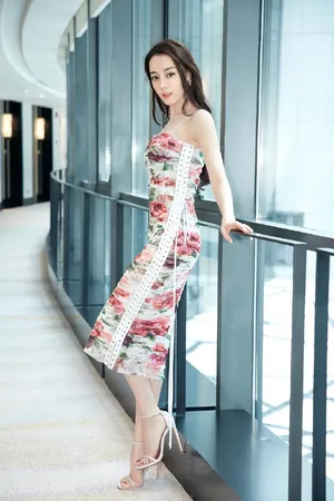 迪丽热巴《一千零一夜》发布会甜美写真图片