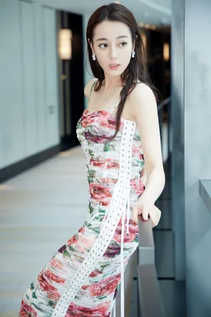 迪丽热巴《一千零一夜》发布会甜美写真图片