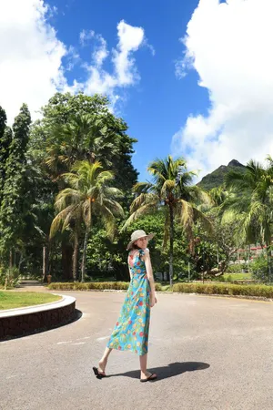迪丽热巴可爱俏皮街拍写真图片_1