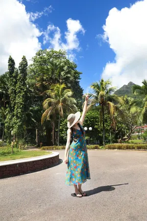 迪丽热巴可爱俏皮街拍写真图片_1
