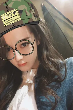 迪丽热巴俏皮可爱自拍照图片_1