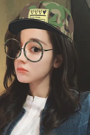 迪丽热巴俏皮可爱自拍照图片
