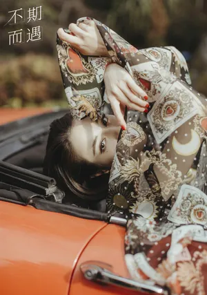 迪丽热巴《不期而遇》FashionFilm性感写真图片