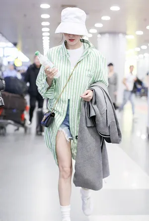 迪丽热巴渔夫帽机场照图片