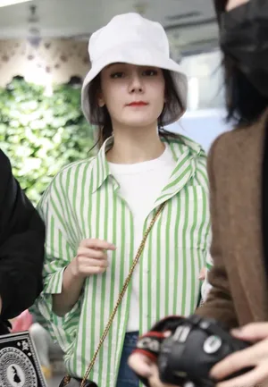 迪丽热巴热裤美女机场可爱街拍照图片