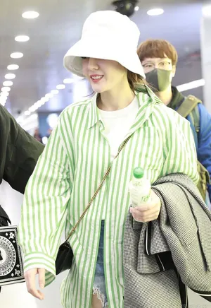 迪丽热巴热裤美女机场可爱街拍照图片_2