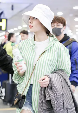 迪丽热巴热裤美女机场可爱街拍照图片_4