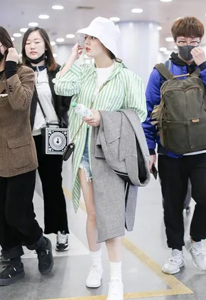 迪丽热巴热裤美女机场可爱街拍照图片_5