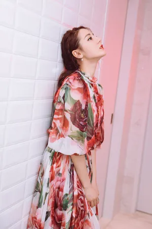 迪丽热巴印花长裙甜美性感写真图片