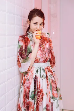 迪丽热巴印花长裙甜美性感写真图片