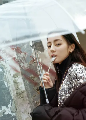 迪丽热巴可爱吃货时尚大片写真图片_4