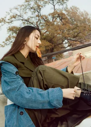 迪丽热巴可爱吃货时尚大片写真图片_9