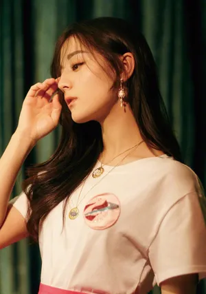 迪丽热巴性感妩媚光影写真图片
