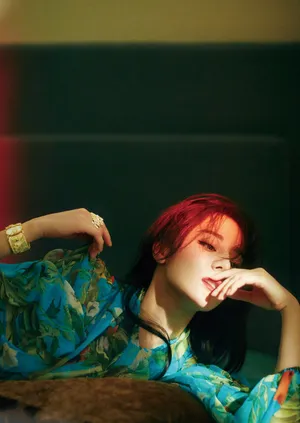 迪丽热巴性感妩媚光影写真图片_2
