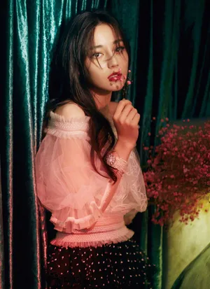 迪丽热巴性感妩媚光影写真图片_6
