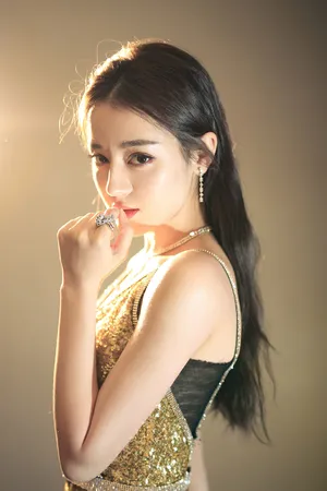 迪丽热巴性感撩人深v长裙写真图片_2