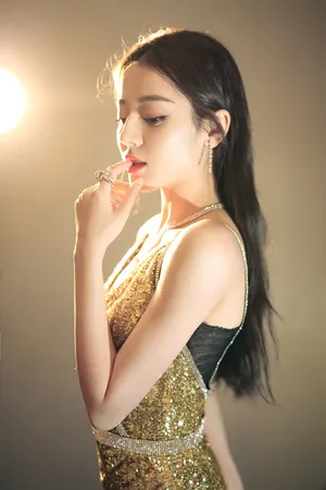 迪丽热巴性感撩人深v长裙写真图片_3