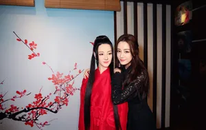迪丽热巴蜡像合影照图片