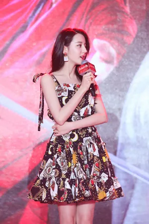 迪丽热巴《烈火如歌》发布会娇俏甜美写真图片_2