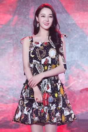 迪丽热巴《烈火如歌》发布会娇俏甜美写真图片_3