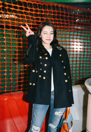 迪丽热巴俏皮动感性感写真图片_2